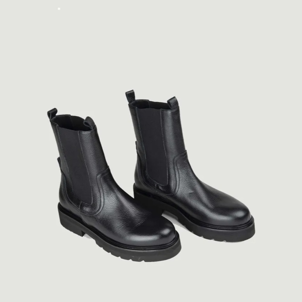 Spring Refresh 🌸 
ANAKI JONNA BOOTS IN GRAINED LEATHER